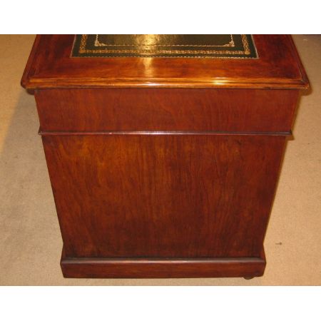 Antiker viktorianischer Nussbaumsockelschreibtisch/ Pedestal Desk von 1890