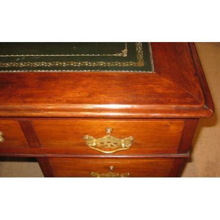 Antiker viktorianischer Nussbaumsockelschreibtisch/ Pedestal Desk von 1890