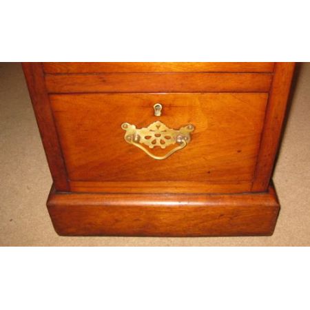 Antiker viktorianischer Nussbaumsockelschreibtisch/ Pedestal Desk von 1890