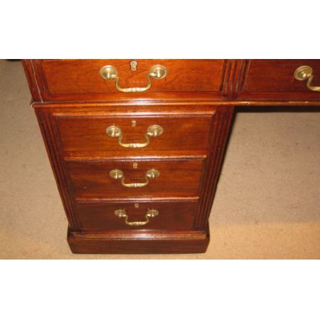 Antiker spät viktorianischer Mahagoni-Pedestal Desk Schreibtisch von 1900