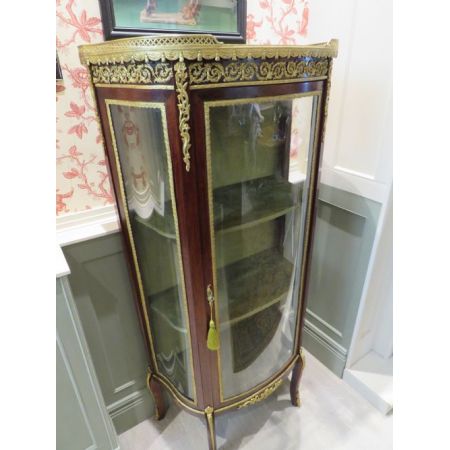 Antike Vitrine im Louis Xvi Stil mit Ormolu Halterungen von 1900