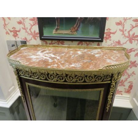 Antike Vitrine im Louis Xvi Stil mit Ormolu Halterungen von 1900