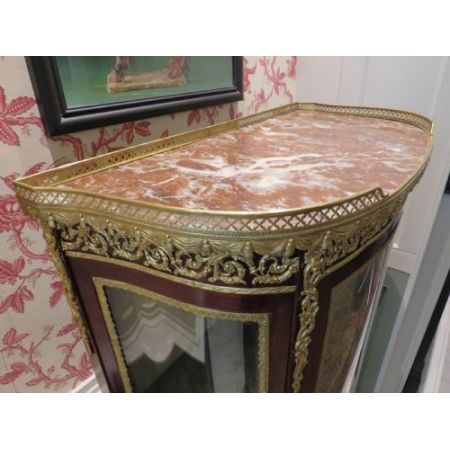 Antike Vitrine im Louis Xvi Stil mit Ormolu Halterungen von 1900