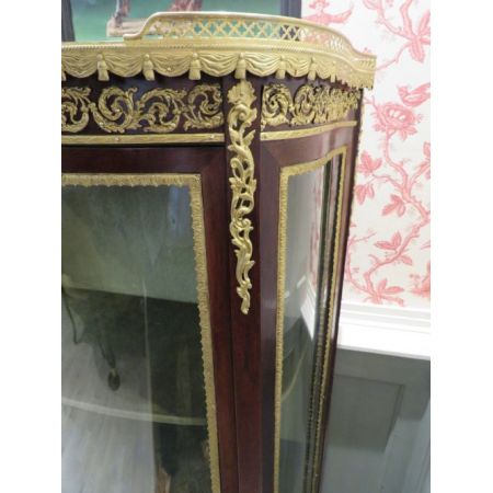 Antike Vitrine im Louis Xvi Stil mit Ormolu Halterungen von 1900