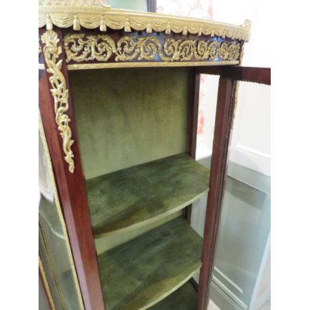 Antike Vitrine im Louis Xvi Stil mit Ormolu Halterungen von 1900