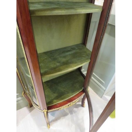 Antike Vitrine im Louis Xvi Stil mit Ormolu Halterungen von 1900