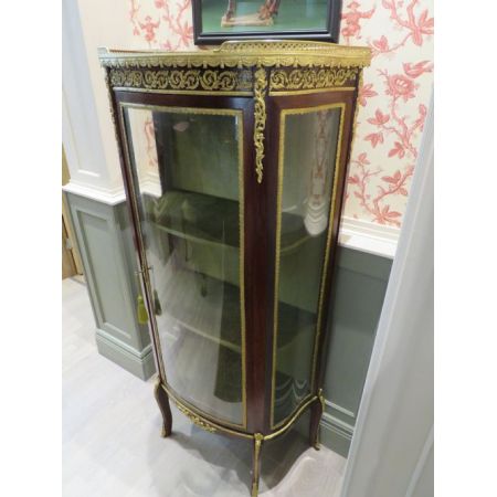 Antike Vitrine im Louis Xvi Stil mit Ormolu Halterungen von 1900