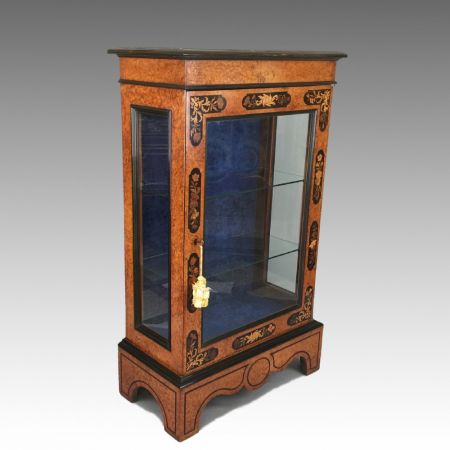 Antike englische viktorianische Amboyna & Marketerie Vitrine , Pier Cabinet von 1850