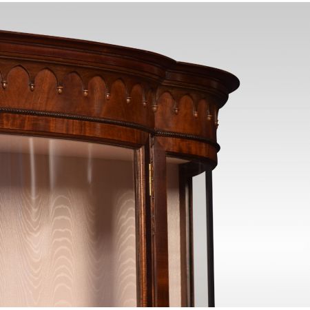 Antike Bowfront Mahagonivitrine von 1900
