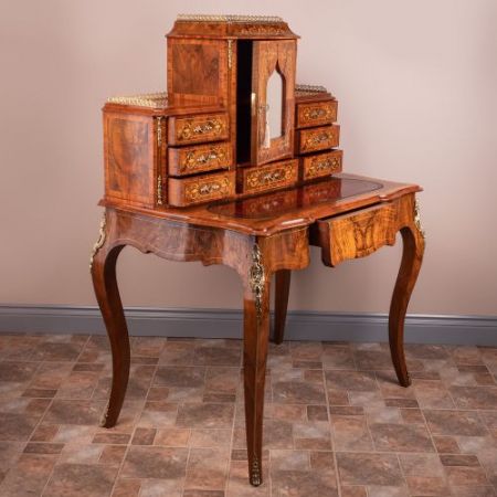 Viktorianischer Nussbaum Bonheur du Jour/Schreibtisch aus Massivholz