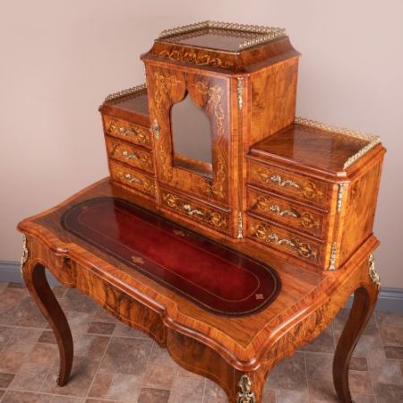 Viktorianischer Nussbaum Bonheur du Jour/Schreibtisch aus Massivholz