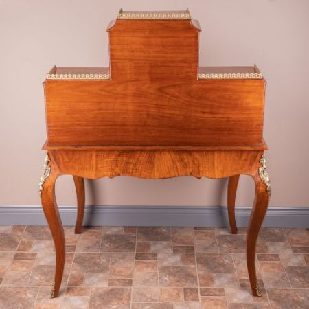 Viktorianischer Nussbaum Bonheur du Jour/Schreibtisch aus Massivholz