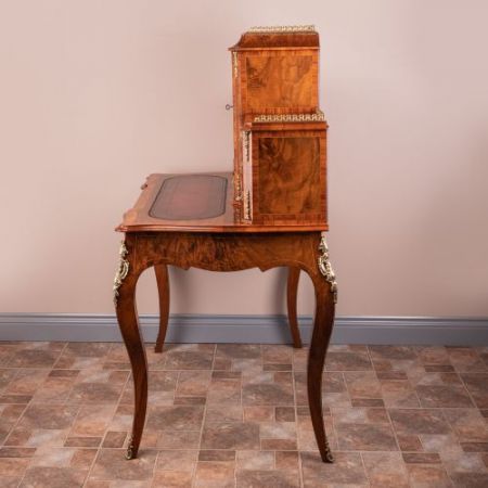 Viktorianischer Nussbaum Bonheur du Jour/Schreibtisch aus Massivholz