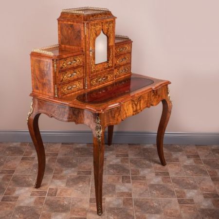 Viktorianischer Nussbaum Bonheur du Jour/Schreibtisch aus Massivholz