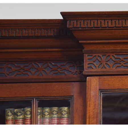 Mahagoni three door Breakfront Bücherschrank Massivholz antik ca 1900