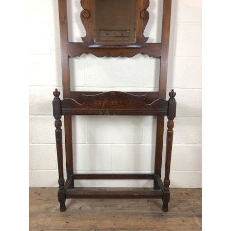 Antike Gaderobe aus dem frühen 20. Jahrhundert.