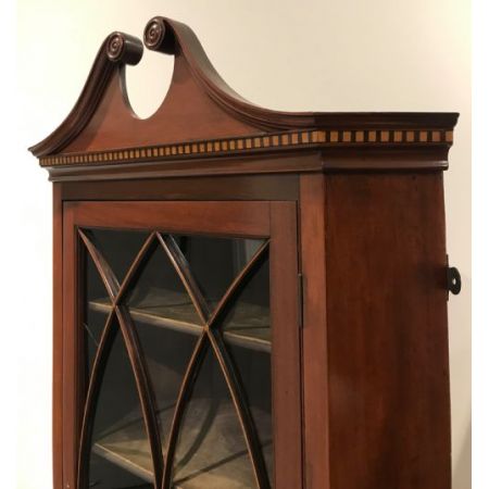 Antiker Eckschrank aus Mahagoni