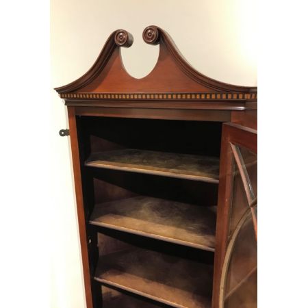 Antiker Eckschrank aus Mahagoni