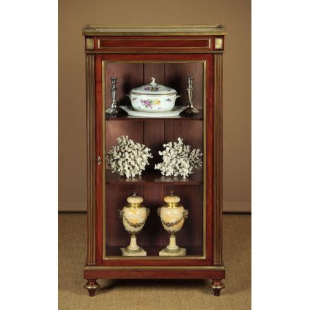 Mahagoni Vitrine mit Messingelementen