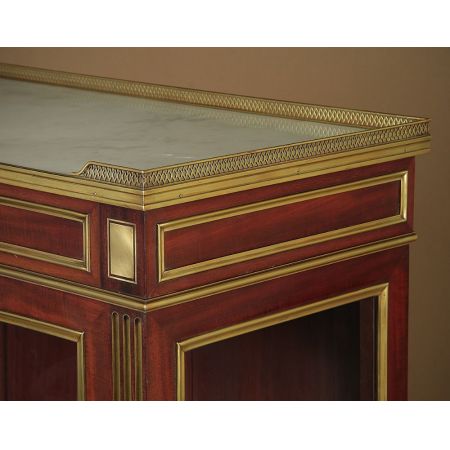 Mahagoni Vitrine mit Messingelementen