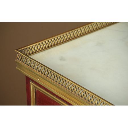 Mahagoni Vitrine mit Messingelementen