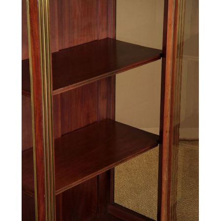 Mahagoni Vitrine mit Messingelementen