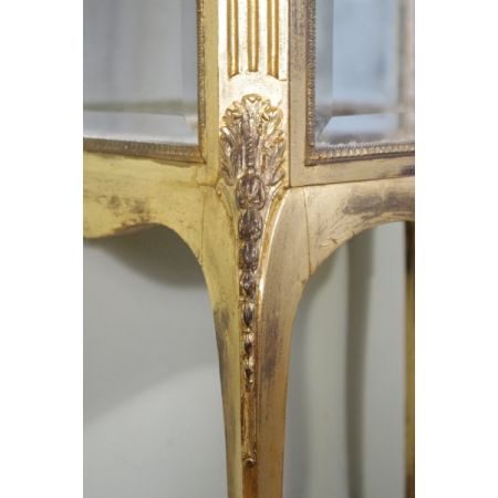 Französische Vitrine mit vergoldeten Elemten 