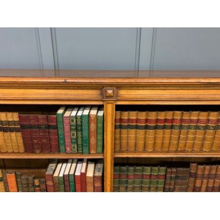 Langes viktorianisches Bücherregal aus goldener Eiche