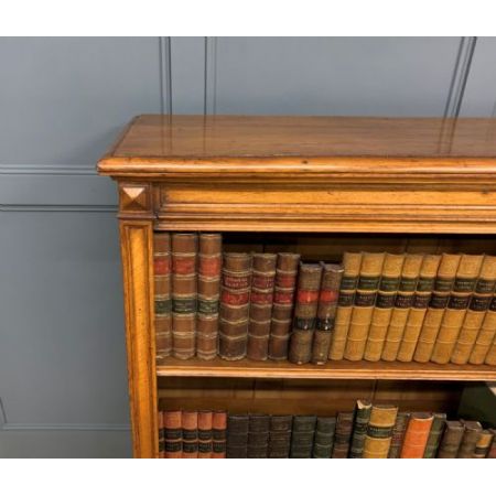 Langes viktorianisches Bücherregal aus goldener Eiche