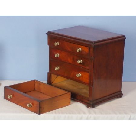 antike Miniaturkommode aus Mahagoni Massivholz 1840