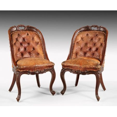 Satz von zehn Mahagoni-Stühlen mit Knopfleiste aus der Mitte des 19. Jahrhunderts