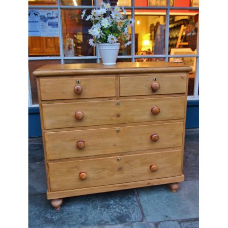 Kommode aus Kiefernholz mit Schubladem und ovalen Messingschildern aus dem 19. Jahrhundert