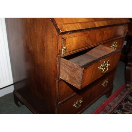 Kleiner antiker Sekretär aus Wallnussholz