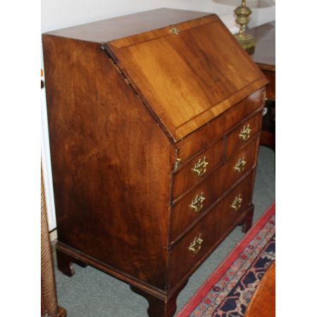 Kleiner antiker Sekretär aus Wallnussholz