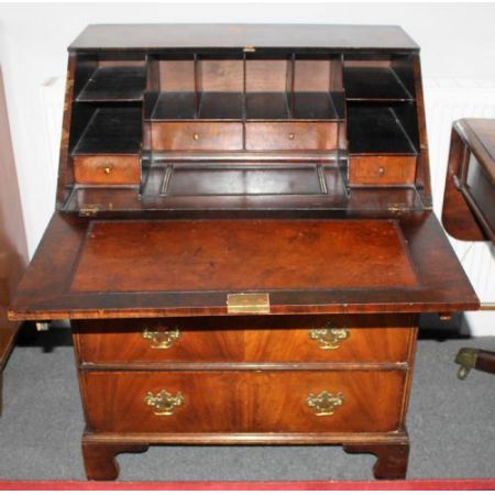 Kleiner antiker Sekretär aus Wallnussholz