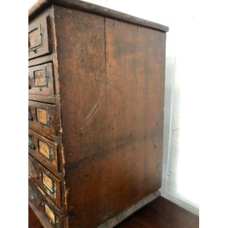 Antike, kleine Kommode mit sechs Schubladen.