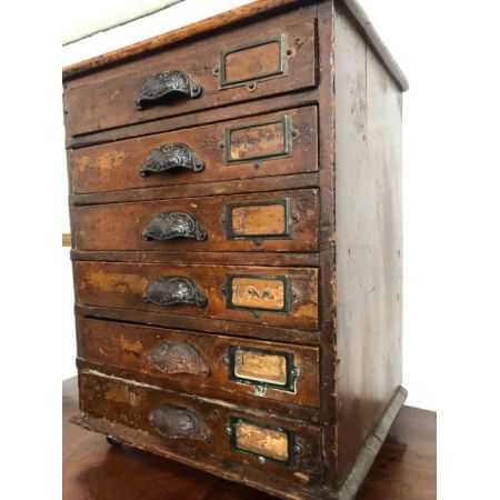 Antike, kleine Kommode mit sechs Schubladen.