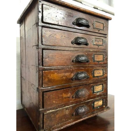 Antike, kleine Kommode mit sechs Schubladen.