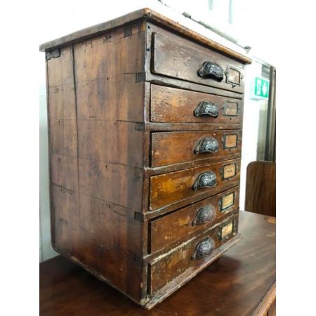 Antike, kleine Kommode mit sechs Schubladen.