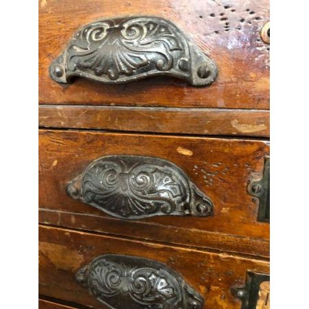 Antike, kleine Kommode mit sechs Schubladen.