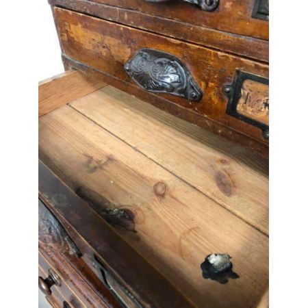 Antike, kleine Kommode mit sechs Schubladen.