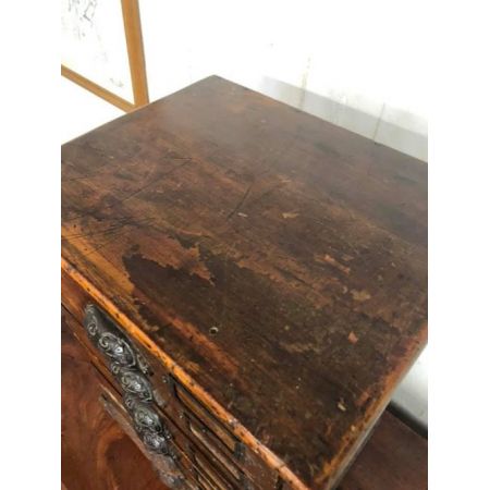 Antike, kleine Kommode mit sechs Schubladen.