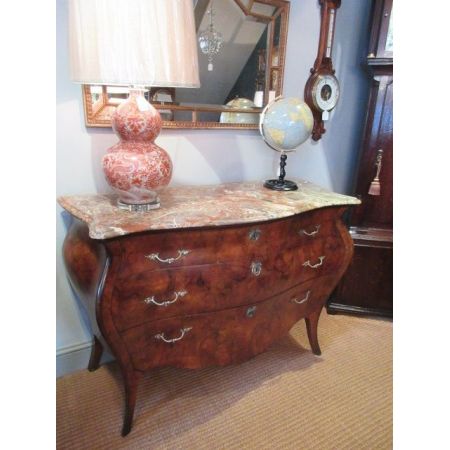 Antike Wallnusholz Kommode mit Inlay und Bombe-Front