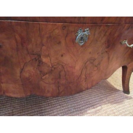 Antike Wallnusholz Kommode mit Inlay und Bombe-Front