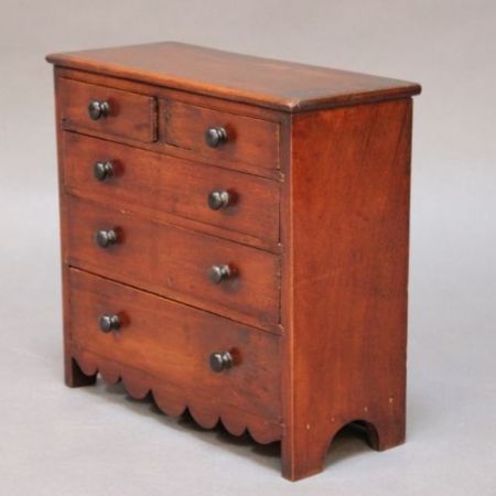 Eine kleine Mahagoni  "Lehrling Kommode" aus dem 19. Jahrhundert