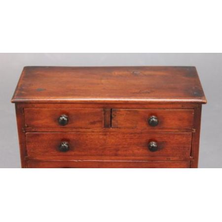 Eine kleine Mahagoni  "Lehrling Kommode" aus dem 19. Jahrhundert