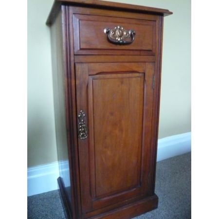 Hoher Nachttisch aus Mahagoni mit Schublade