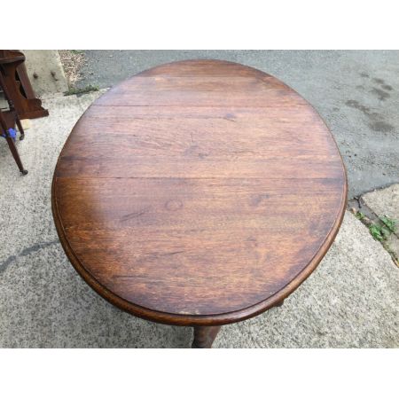 Antiker Tisch aus massiver Eiche