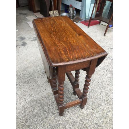 Antiker Tisch aus massiver Eiche