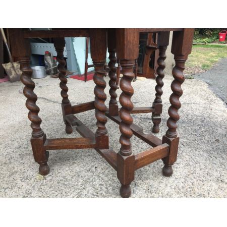 Antiker Tisch aus massiver Eiche